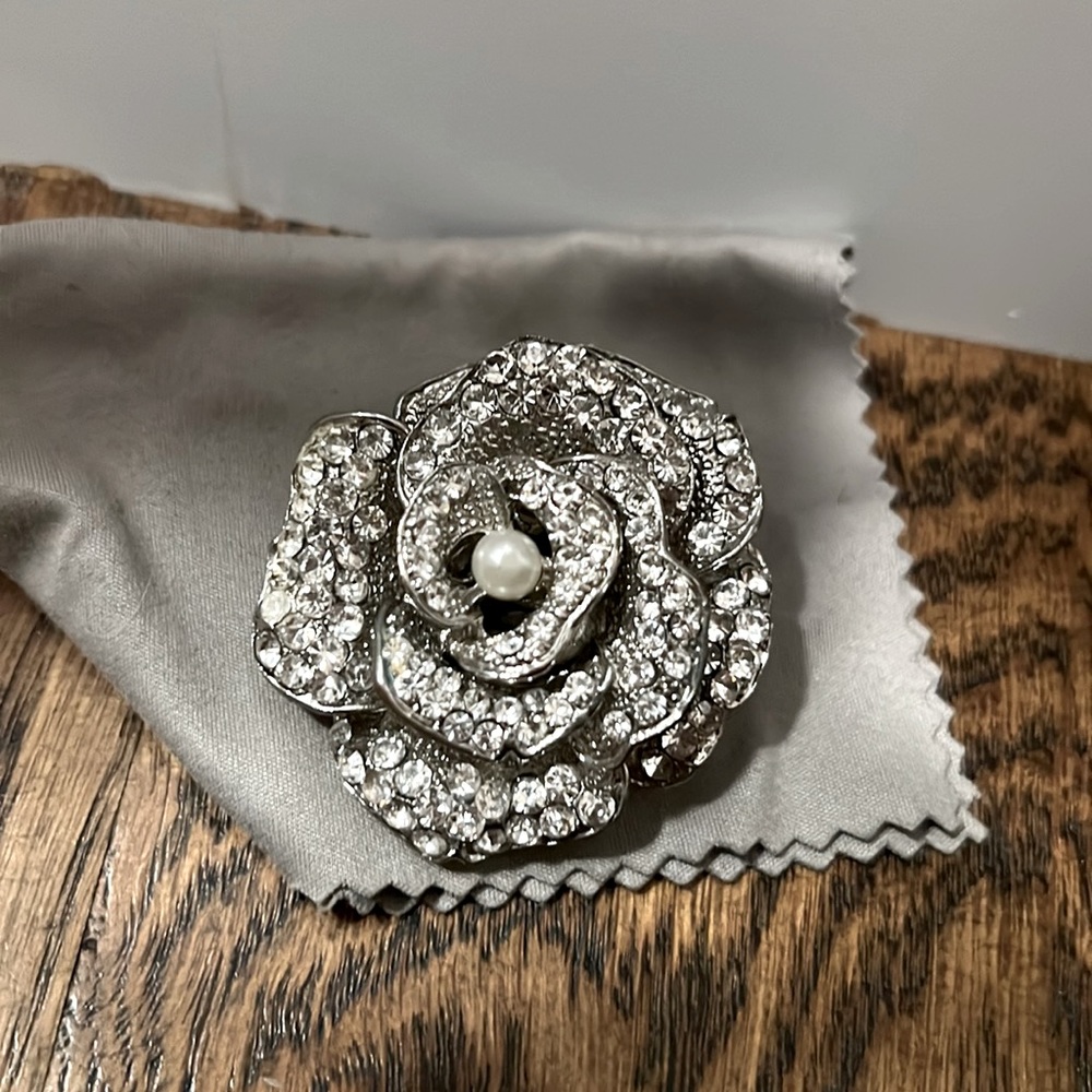 ❤️❤️❤️Jeweled flower ring- Costume Jewelry-